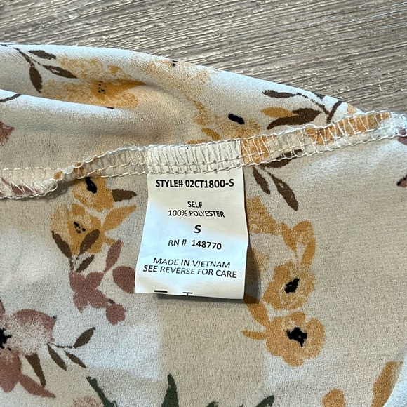 Flowy Floral Top - Picture 6 of 6